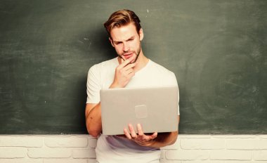Web geliştirme programı. Öğrenci programlama dili öğreniyor. Dizüstü bilgisayarlı öğretmen programı. Yakışıklı adam modern teknolojiyi kullanıyor. Dijital teknoloji. Programcılar için çevrimiçi ders uygula