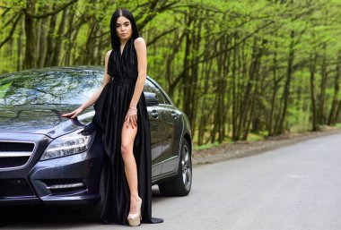 Pahalı bir araba al. Seyahat ve tatil. Arabayla seyahat et. Otomobil servisi. Zengin insanların yaşam tarzı. Yolculuğa başla. Zenginliğin sembolü. Lüks araba. Otomobil ve yolda güzel seksi bir kadın. Seyahat kavramı