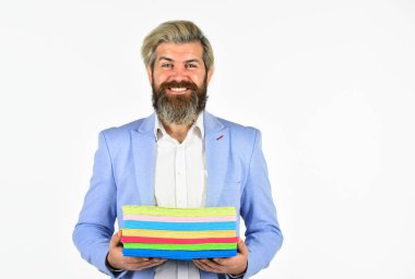 Adam bir sürü renkli sadaka taşıyor. Sunum konsepti. Pazarlama ve terfi. Baskı ve Yayıncılık Servisi. Renkli kağıda basmak. Hippi stili yaratıcı yönetmen. Belgeler yazdırılıyor