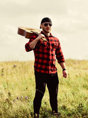 İlham arayan bir müzisyen. İlham verici bir doğa. Gitar çalan yakışıklı bir adam doğayı düşünüyor. İlham perisi arıyorum. Doğayla bütünleşti. Yaz tatili. Hayalperest gezgin. Huzurlu bir ruh hali. Yürüyüş şarkısı