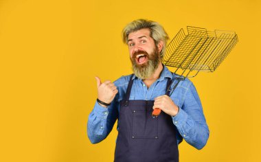 Nihai yemek yarışması. Aileye yemek hazırla. Mutfak aletleri ve çeşitli ürünler kullanın. Olgun aşçı barbekü için mutfak aletleri kullanır. Kızarmış et için aletler. Kim daha iyi yemek yapar. Boşluğu kopyala