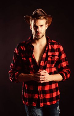 Kovboy hayatı çok romantikleşti. Erkeksi ideal. Batı hayatı. Erkeklik ve vahşet kavramı. Kovboy tavırlarını moda pozu olarak benimse. Erkek traşsız kovboy arka planı