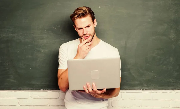 Programación de desarrollo web. Estudiante aprende lenguaje de programación. Programación del profesor de escuela con portátil. El hombre guapo usa tecnología moderna. Tecnología digital. Solicitar curso en línea para programadores — Foto de Stock