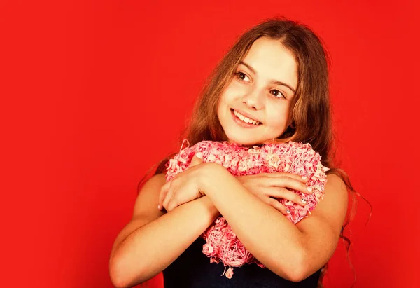 Wereldhartdag. kleine kind rode achtergrond. Cadeau voor vakantie. Gelukkige kinderdag. decoratie winkel. Ik hou van feestdagen. Gelukkig meisje decoratief hart. Valentijnsdag. liefde hangt in de lucht — Stockfoto