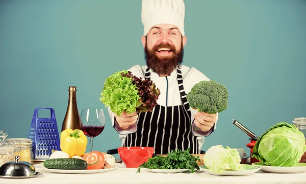Bästa maten. Hälsosam mat. Vegetariskt. Gammal kock med skägg. Diet och ekologisk mat, vitamin. Skägg man kock i köket, kulinariska. Kocken i hatt. Hemligt smakrecept — Stockfoto