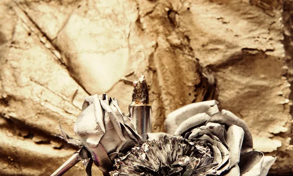 Gouden stof roos achtergrond. zilveren roos bloem op gouden achtergrond. Grunge schoonheid. luxe en succes. gemetalliseerd antiek decor. rijkdom en rijkdom. floristiek. Vintage retro — Stockfoto