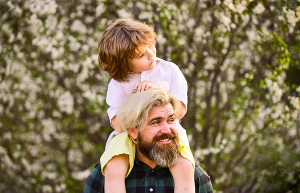 Lycklig familj. Pappadagen. Barnet har kul med pappa. Liten pojke och far i naturen bakgrund. Det är vår. Hipster grisbacka baby. Skäggig brutal man, bra far. Pappa och son. Bästa pappa någonsin — Stockfoto