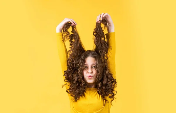 Acconciatura bella e ordinata. Ragazza bambino attivo con lunghi capelli splendidi. Shampoo secco extra fresco. ragazza felice con lunghi capelli ventosi. capelli sani e forti. salone di bellezza parrucchiere — Foto Stock