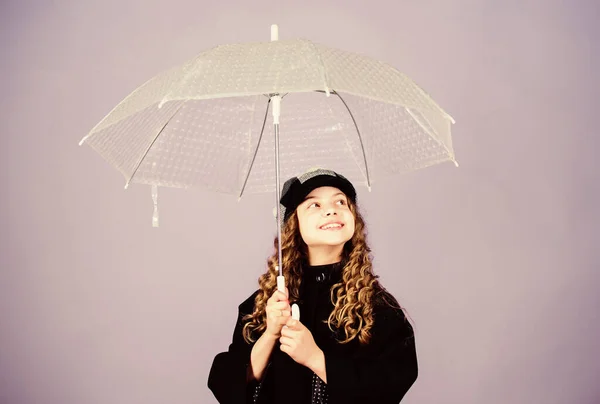 Blij in de buurt te zijn. klein meisje in franse baret en jas. gelukkig meisje met doorzichtige paraplu. regenbescherming. Regenboog. Herfst mode. vrolijk hipster kind in positieve stemming — Stockfoto