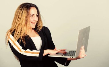 Çevrim içi uzaktan kumanda. Bilgi kaynağı. Bir iş arıyorum. Genç müteahhitler için iş açılışı. Programlama çalış. Blog konsepti. Dizüstü bilgisayarı olan kız. İnternette sörf yapmak. Sosyal ağlar ve günlük