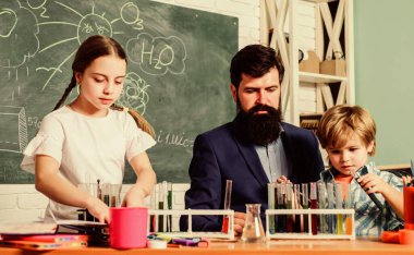 Okul kulüpleri interaktif eğitim. Öğretmen ve öğrencilerin test tüpleri sınıfta. Okul sonrası kulüpleri farklı yerlerde çocuk yetiştirmek için harika bir yoldur. Anaokulu öğrencileri için kulüpler. Kimya deneyi