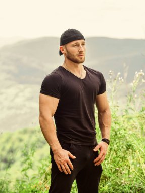 Erkek gücü. Güçlü bir sporcu. Spor kıyafetli bir sporcu. Antrenmana hazırım. Vücut geliştirme kavramı. Anabolik ve vitaminler. Kaslı vücut geliştirici dışarıda. pazılar ve trisepsler kaslar