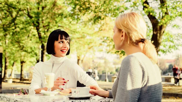 Echte Freundschaft freundschaftliche enge Beziehungen. Gespräch zweier Caféterrassen-Frauen. Freundschaftstreffen. Zweisamkeit weibliche Freundschaft. vertrauensvolle Kommunikation. Freundinnen trinken Kaffee und unterhalten sich gern — Stockfoto