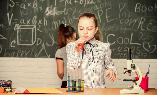 教育実験だ学校の授業生物学と化学の授業。化学反応を観察する。化学反応は理論よりもはるかにエキサイティングです。化学実験をしてる女の子自然科学 — ストック写真