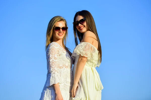 Hermandad y comunidad femenina. Amistad femenina. Poder femenino. Moda de verano. Encuentra la fuerza interior de la mujer. Armonía y equilibrio. Concepto de feminidad. Hermosas mujeres en el día soleado azul cielo fondo —  Fotos de Stock