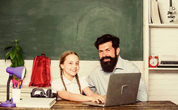 学校に戻ってオンラインで勉強しろひげを生やした教師の男の小さな子供はノートパソコンを使う現代の学校で革新的な技術現代の技術でデジタル時代を娘は父親と一緒に勉強する正式な教育 — ストック写真
