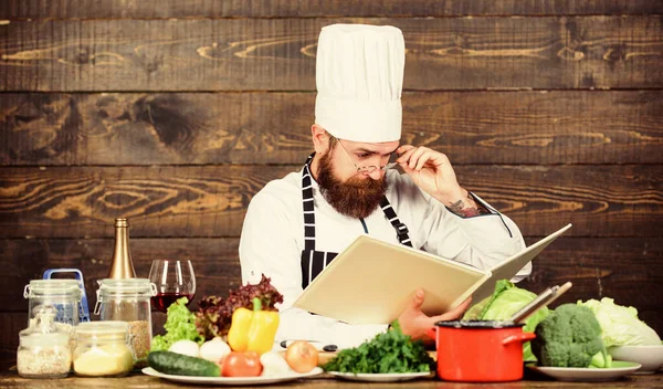 Mejorar la habilidad de cocinar. Recetas de libros. Según la receta. Hombre barbudo cocinero comida. El tipo leyó recetas de libros. Concepto de artes culinarias. Hombre aprender receta. Prueba algo nuevo. Cocina en mi mente — Foto de Stock