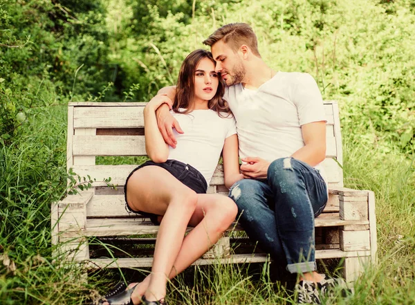 Vertrauen und Intimität. Die Jugend hängt ab. Liebe und Romantik. Liebhaber kuscheln. Verliebte Paare sitzen auf Bank. Sommerferien. Familienwochenende. romantisches Date im Park. Freundin verliebt — Stockfoto