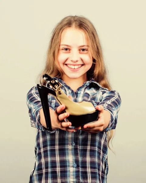 Voor jou. Hoge hak minnaar. schoenen fetish winkelen. schoonheid en mode. schoenenwinkel en reparatie. schoenmaker service. Gelukkige jeugd. klein meisje met stijlvolle schoenen. gelukkig kind houden modieuze schoen — Stockfoto