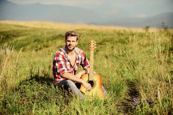 Doce canção. camping ocidental e caminhadas. homem sexy com guitarra em camisa quadriculada. música country. Homem cowboy com guitarrista acústico. moda hipster. feliz e livre — Fotografia de Stock