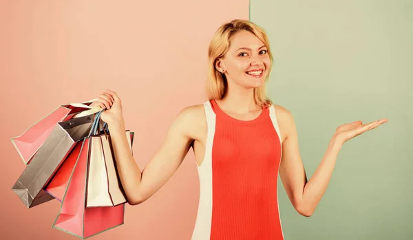 Bespaar geld. Gemakkelijke manier van winkelen. Een vrouw op winkeltour. Meisje met papieren tassen. Zwarte vrijdag. Fijne winkeldag. Retail en consumentisme. Tevreden met haar boodschappen. Kortingen en loyaliteitsprogramma — Stockfoto