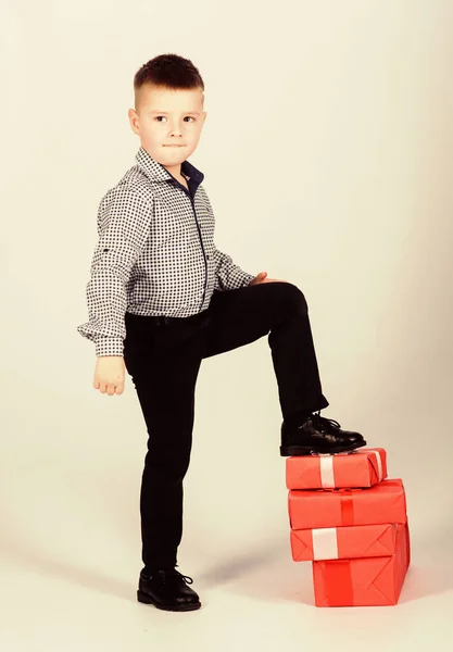 쇼핑. 감동의 날이야. 새해가 됐지. 발렌티누스 재능을 가진 소년. 상자가 있는 행복 한아이. 크리스마스. 가게 점원. 행복 한 어린 시절. 생일 파티. 쇼핑 끝나고 웃고. 성공적 인 쇼핑 — 스톡 사진