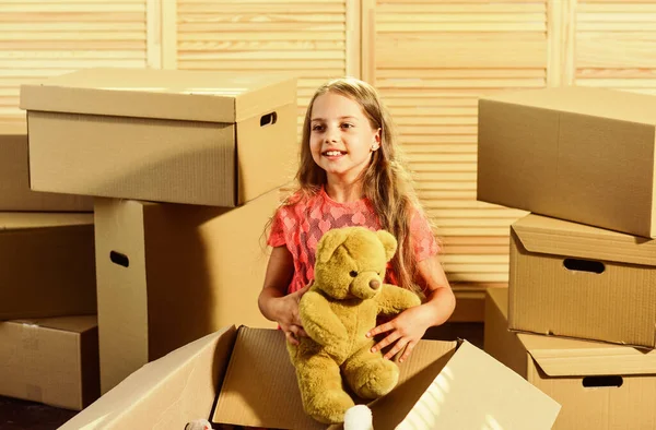 Tudo ao seu alcance. menina feliz com brinquedo. compra de nova habitação. Caixas de papelão - movendo-se para a nova casa. caixa de papelão criança feliz. Conceito comovente. novo apartamento — Fotografia de Stock