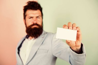 Her ihtimale karşı. Kişisel asistanım. İş için banka hizmetleri. Kartvizit tasarımı. Beni aramaktan çekinme. İş adamının elinde boş bir kart var. Sakallı adam kart kopyalama alanı göster. Acil hat numarası. Ara beni.