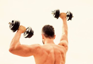 Kaslı sırtlı adam sabah halterle egzersiz yapıyor. Spor ve spor aletleri. Sporcu adam halter kaldırıyor. Steroitler. Atletik vücut. Aptal jimnastik salonu. Sağlıklı bir yaşam tarzı. Her zaman iyi durumda.