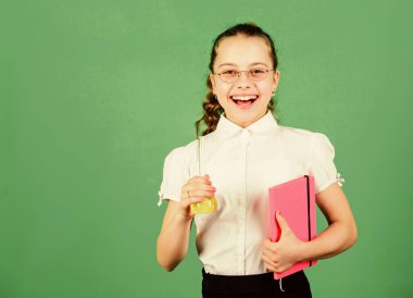 Laboratuvarda bilim araştırması. Küçük liseli kız. Eğitim ve bilgi. Elinde deney şişesi olan zeki bir kız. Çocuk biyolojisi dersini notla birlikte al. Okula dönüyorum. Güvenebileceğin ilaçlar.