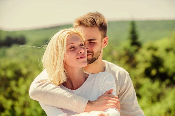 Huwelijksreis. Jonge familie. Hij maakt haar gelukkig. Blij om samen te zijn. begrip en steun. romantische relatie. Verliefd stel. Man en meisje glimlachend. gezinswaarden — Stockfoto