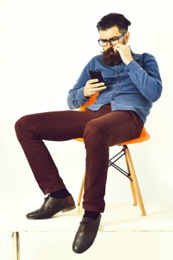 Sakallı adam, gözlüklü vahşi beyaz hippi.