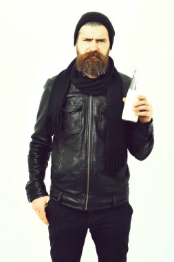 Sakallı, beyaz tenli hippi elinde cam süt kavanozu tutuyordu.