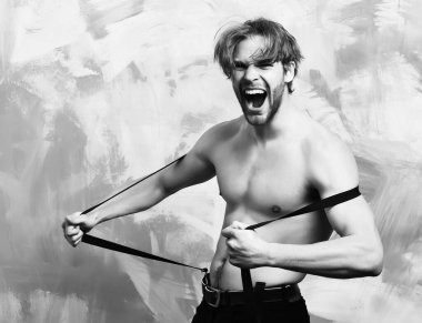 Pantolon giymiş beyaz sakallı seksi maço adam.