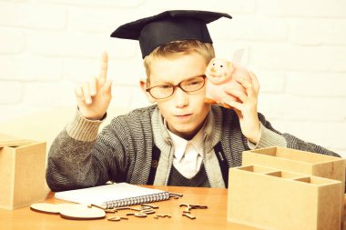 Beyaz tuğlalı duvar arkasında küçük tatlı bir öğrenci.