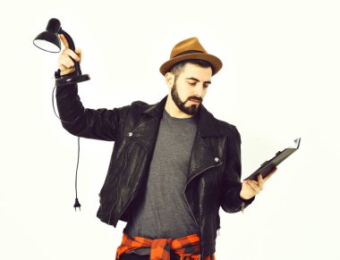 Sakallı, beyaz, bıyıklı ve şapkalı bir hippi.