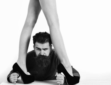 Seksi kadın bacaklı sakallı adam ciddi bir yüze sahip.