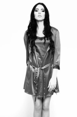 Beyaz üzerinde pembe ipek bornoz giyen seksi kız.