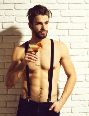 Yakışıklı, sakallı, taş duvarda seksi bir adam.