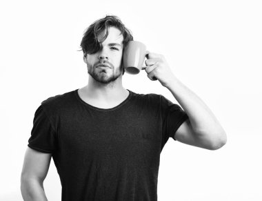 Kafkas seksi, genç maço elinde kahve fincanı ya da kupa tutuyor.