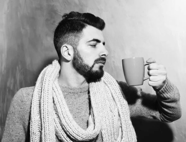 Homme barbu tenant une tasse de thé, café avec un visage sérieux — Photo