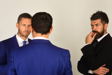 CEO 'lar açık gri arkaplandaki anlaşmazlıkları çözdüler.
