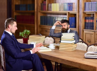 Takım elbiseli adamlar, aristokratlar, kütüphanedeki profesörler ya da eski moda iç mimarlar.