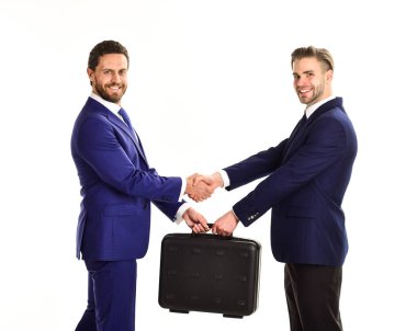 Bavulun beyaz arkaplandaki ortakların ellerine teslim edilmesi.