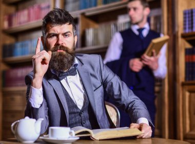 Retro dedektifler antika odasında soruşturma üzerinde çalışıyorlar..