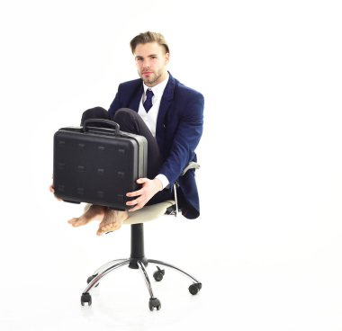 İşadamı kredi borçlarını beyaz arka planda düşünüyor.