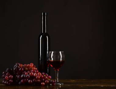 Şarapçılık ve degulasyon hala hayat konsepti. Bordeaux veya Cabernet şarabı.