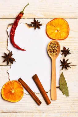 Yemek sanatı konsepti. Kağıt parçasındaki çeşninin bileşimi.