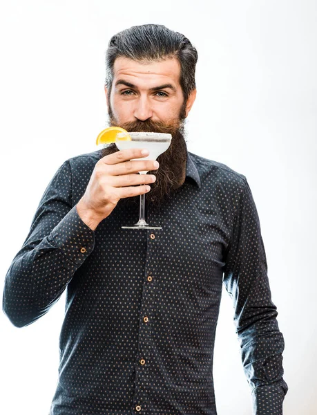 Man houdt glas, cocktail met sinaasappel, margarita. — Stockfoto