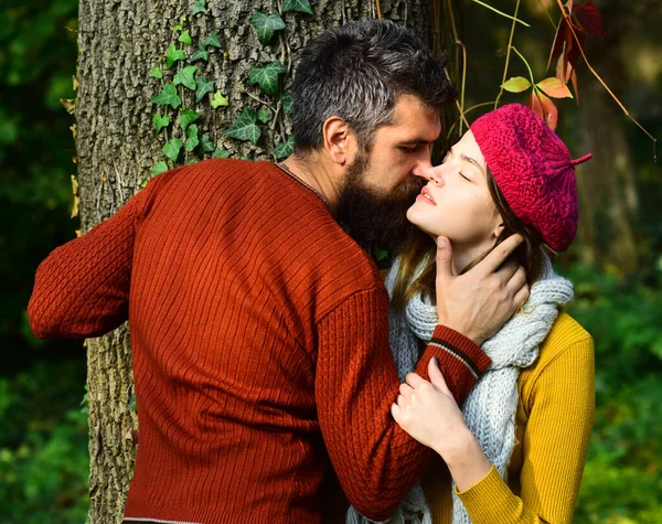 Pareja enamorada juega cerca del árbol en el parque. Familia joven — Foto de Stock